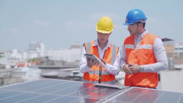 Polier Und Arbeiter Bei Der Wartung Von Solarzellen Männliche Ingenieure — Stockvideo