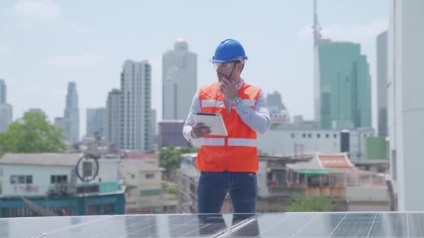 Male Engineers Using Tablet Radio Area Solar Panel Foreman Worker — Stock Video
