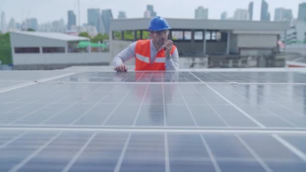 Ingenieros Masculinos Usando Tableta Radio Área Del Panel Solar Foreman — Vídeos de Stock
