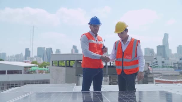 Polier Und Arbeiter Bei Der Wartung Von Solarzellen Polier Schüttelt — Stockvideo
