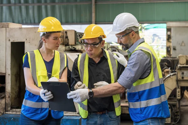 Gyári Munkások Dolgoznak Beszélgetnek Gyárban Foreman Mérnök Írótáblát Tart Technikusok — Stock Fotó
