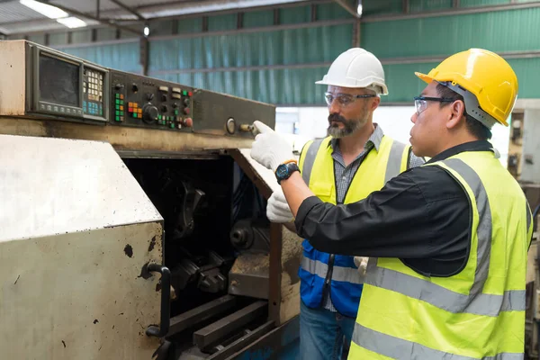 Fabrika Işçileri Fabrikada Çalışıyor Tartışıyorlar Fabrikada Güvenlik Üniforması Giyen Mühendis — Stok fotoğraf