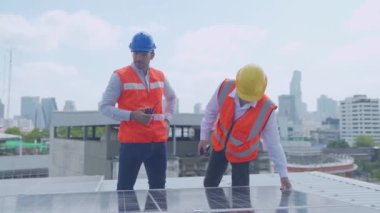 Foreman ve Worker güneş enerjisi panelini koruyorlar. Güneş enerjisi istasyonu için parçaları ve ekipmanları kontrol eden teknisyenler.