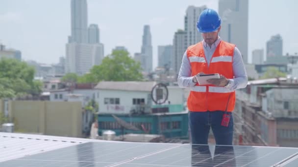 Engenheiro Mostre Polegar Engenheiro Técnico Está Verificando Funcionamento Painel Solar — Vídeo de Stock