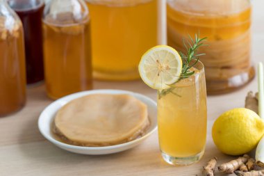 Bitki çayı. Doğal kombu çayı mayalanmış çay sağlıklı organik içecekler bardakta..