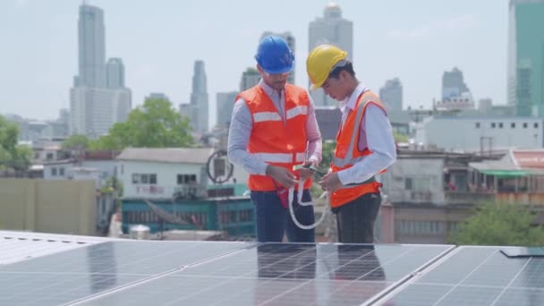 Engineer Technician Teaching How Job Installing Solar Cells Trainees Engineers — Video
