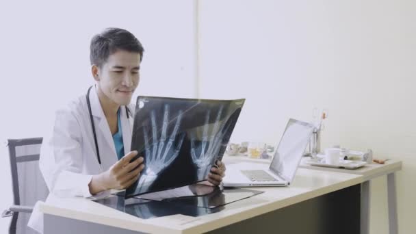 Doutor Segurando Tablet Conversando Com Paciente Mais Velho Bom Homem — Vídeo de Stock