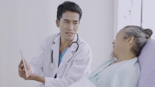 Medico Specialista Che Tiene Radiografia Del Paziente Che Spiega Diagnosi — Video Stock