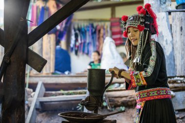 Tepe kabileleri kahve öğütüyor. Tepe kabileleri kahve çekirdeklerini öğütüyor, el yapımı kahve öğütücüsü....
