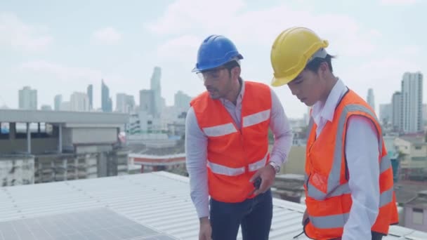 Czysty Panel Słoneczny Foreman Worker Utrzymujący Panel Energii Słonecznej Technik — Wideo stockowe