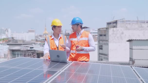 Технік Сонячної Панелі Даху Інженер Молодий Технік Обговорюють Проект Ноутбуком — стокове відео