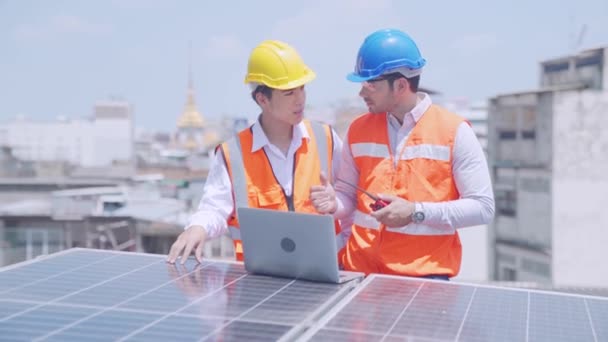 Napelemes Technikus Tetőn Mérnök Fiatal Technikus Megvitatása Projekt Laptop Naperőmű — Stock videók