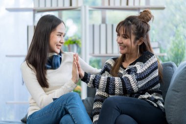 İki kadın el ele. El ele tutuşan iki kadın.