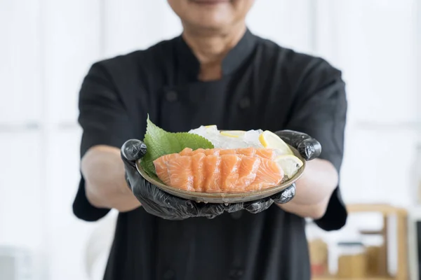 Kock Skära Fisk Och Göra Sashimi Japan Laxskiva Eller Laxsashimi — Stockfoto