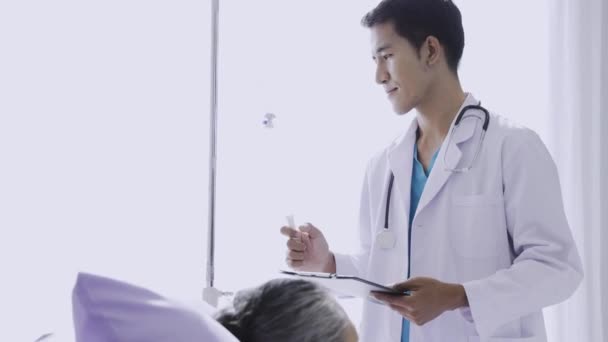 Lekarz Wyjaśni Rozwiązanie Leczenia Choroby Dla Pacjenta Szpitalu Starszy Miły — Wideo stockowe