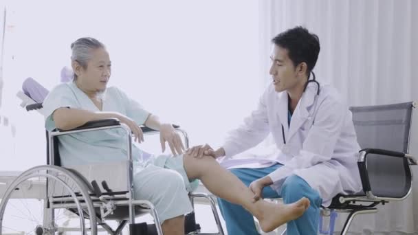 Podeszłym Wieku Cierpiała Ból Kolana Starszy Pacjent Szpitalu Azjatycki Lekarz — Wideo stockowe