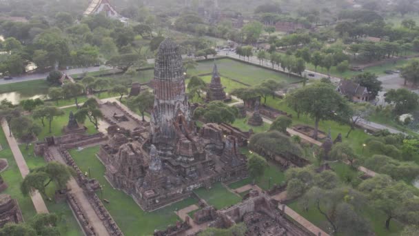 Luchtfoto Van Ayutthaya Oude Boeddhistische Tempel Nabij Chao Phraya Rivier — Stockvideo