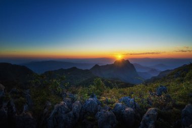 Vahşi yaşam sığınağındaki dağ sıralarında gün batımının manzarası. Dağ manzarası Doi Luang Chiang Dao Milli Parkı, Chiang Mai, Tayland.
