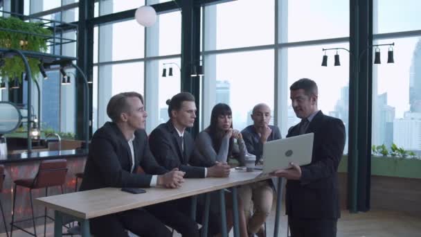 Встреча Командой Деловые Работники Используют Ноутбук Коллеги Обсуждают Кооперативном Рабочем — стоковое видео