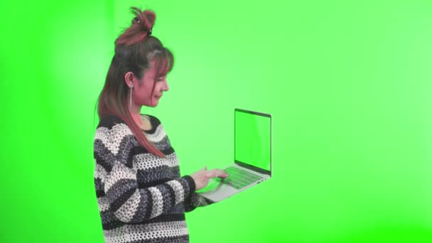 Dizüstü Bilgisayar Kullanan Bir Kadın Yeşil Ekran Arka Planındaki Genç — Stok video