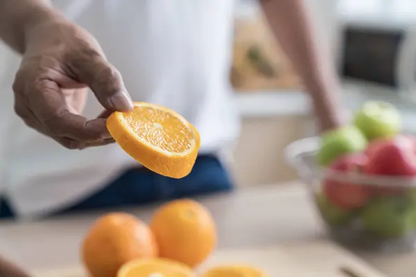Человек Держащий Срезанную Половину Апельсиновых Фруктов Оранжевый Слайд — стоковое фото