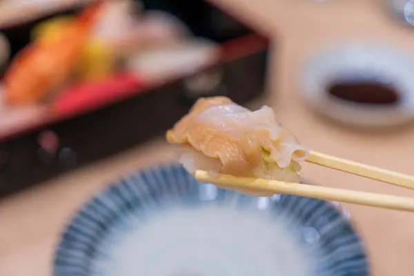 Škeblové Sushi Jíst Sushi Sójovou Omáčkou Klacky — Stock fotografie