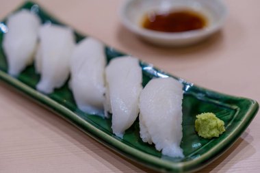 Japon suşi seti. Engawa suşisi tabakta. Şanslı Fin Sashimi.