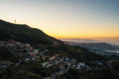 Jiufen, Tayvan 'daki sahil kenti manzarası. Dağlarla çevrili bir köy Jiufen, Tayvan.
