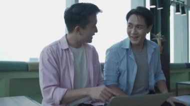 Genç bir iş adamı iş yerinde iş hakkında konuşuyor. İş dünyası çalışanları, birlikte çalışma alanındaki başarılı bir proje için heyecanlı.