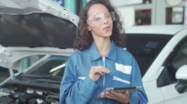 Mutlu çift tatil planları yapıyor. Genç bir adam ve genç bir kadın yatak odasında bavullarını topluyor..