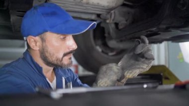 Otomobil servis istasyonu konsepti. Tamirci teftiş raporunu tutuyor..