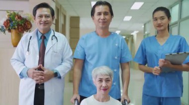 Sağlık hizmetleri insanları grubu. Hastanede çalışan profesyonel bir doktor. Hastane lobisindeki insanlarla dolu bir doktor..