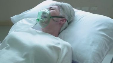 Sağlık ve insanlar konsepti. Hastane koğuşunda yatağında yatan son sınıf kadın hasta. rüya.