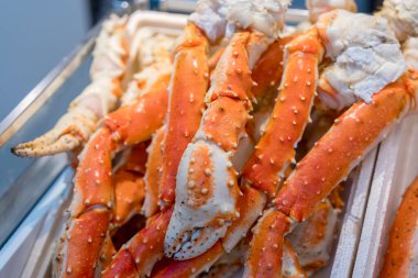 Taze kırmızı yengeç pençeleri. Balık pazarındaki yengeçler. Kar yengeci.