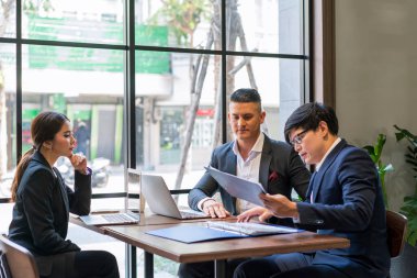 Grup öğrencileri çevrimiçi çalışıyor. Öğrenciler Sosyal Medya Laptop Tableti.