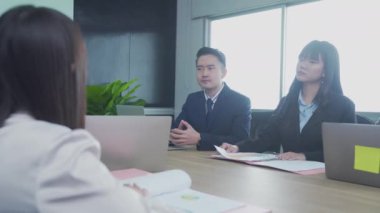 Ofiste beyin fırtınası yapan bir grup genç var. İş ortakları konferansta sohbet ediyorlar..