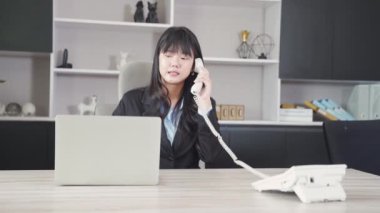 İş adamları. Telefon kullanan bir iş kadını. Neşeli iş adamı iletişim için telefonu kullanıyor..