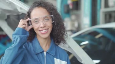 Araba tamircisi, araç motoru tamiri. Araba atölyesinde çalışan kadın tamirci..