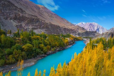 Manzara fotoğrafçılığı, Ladakh Hindistan 'ın sonbaharda nehir manzarası. Himalayalar, Ladakh, Hindistan.
