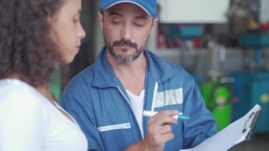 Otomatik Tamirci müşteri panosunu gösteriyor. Otomobil servisi, onarım, bakım ve insanlar.