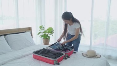 Turizm için bavulunu toplayan kadın turist. Tatil planlayan kadın..