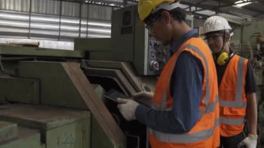 Metal fabrikasında çalışan tamirci konuşuyor. Metal fabrikasında çalışan mühendis tamirci..