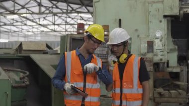 Mühendis İşçi Arkadaş 'la konuşuyor. Tamirci, metal fabrikasında çalışıyor..