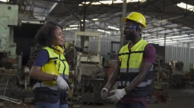 Mühendis teknisyen ekibi ağır sanayi makinesini kontrol ediyor. Tamirci, metal fabrikasında çalışıyor..