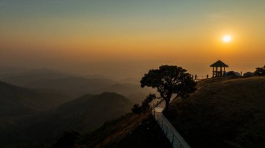 Doi Pui Ko güzel manzaralı bir dağdır. Doi pui ko, Mae Hong oğlu, Tayland 'a yürüyüş yolu arasındaki dağ manzarası..