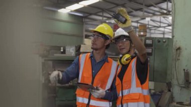 Mühendis İşçi Arkadaş 'la konuşuyor. Tamirci, metal fabrikasında çalışıyor..