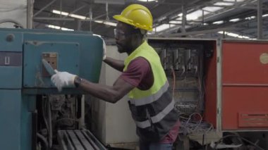 Mühendislik ya da iş yönetimi. Fabrikada sanayi işçisi.. 