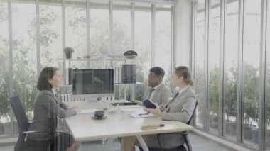 Havayolu çalışanları modern bir konferans salonunda toplantı yapıyorlar. İş arkadaşları toplantı odasında toplanıyor, iş adamları konuşma yapıyor..