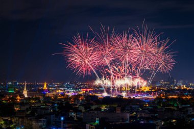 Vijit Chaophraya 2024 'te Bangkok, Tayland' daki Memorial Köprüsü 'nde havai fişekler.