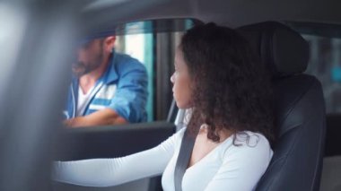 Tamirci ve bayan müşteri. Birbirimizle iletişim kuruyoruz..